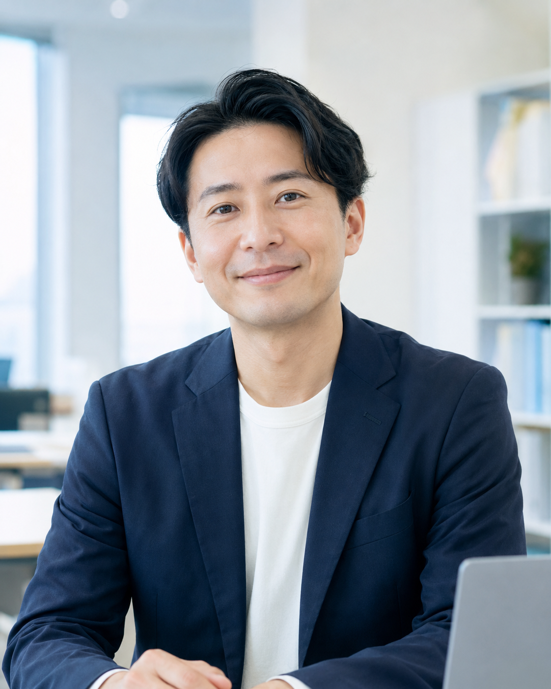 導入企業の声として掲載する男性担当者のイメージ