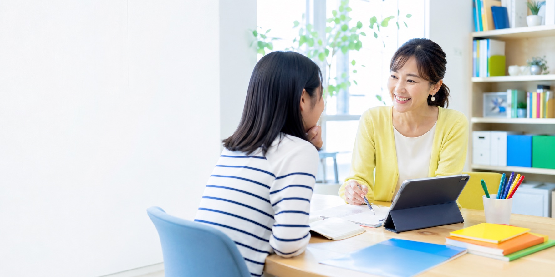 明るい教室で講師が体験レッスンをしているイメージ