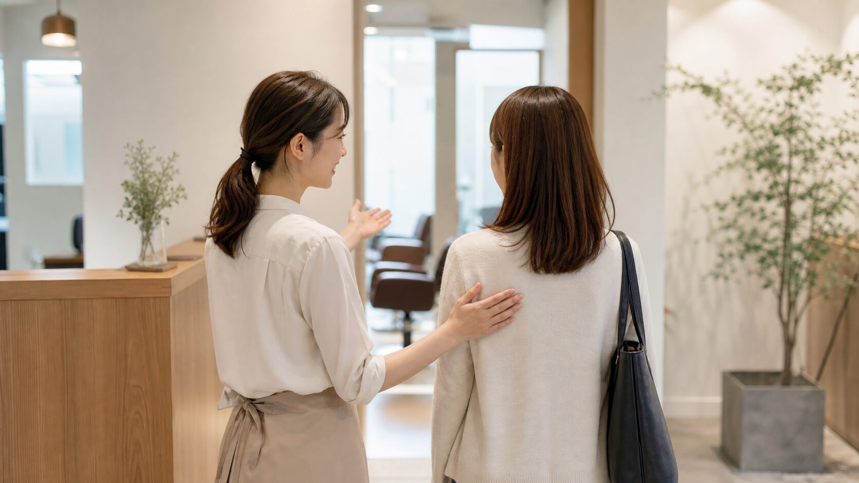 友だち追加後に迷わないよう、来店客を次の相談場所へ案内する担当者の説明画像