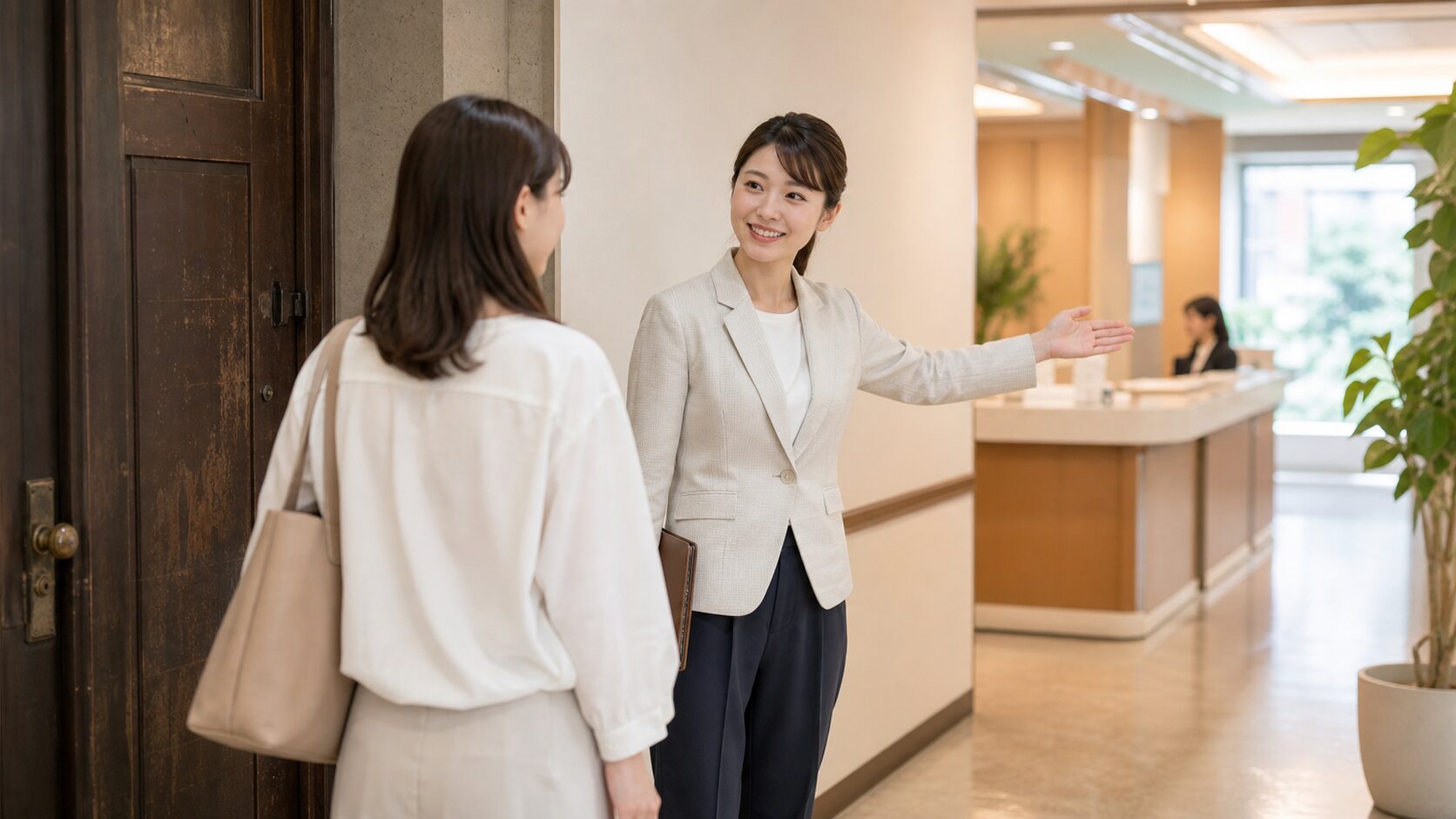 古い入口から来たお客さんを、正しい相談場所へ案内する担当者の説明画像