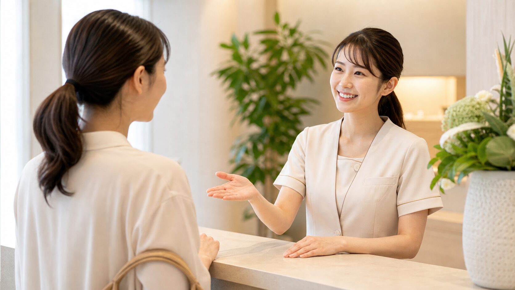 予約前のお客さんに、来店前の確認事項をやさしく案内する担当者の説明画像